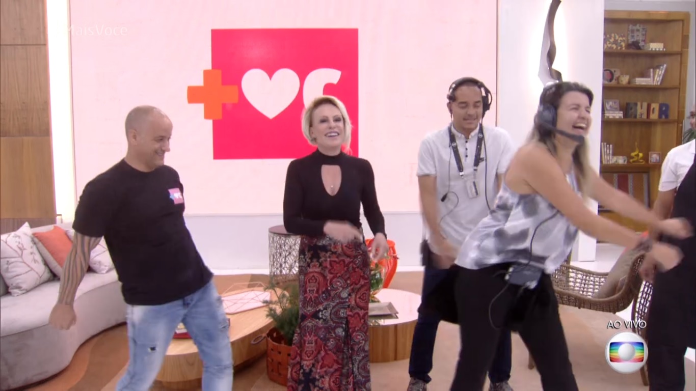 Ana Maria Braga dancou com a equipe do Mais Voce