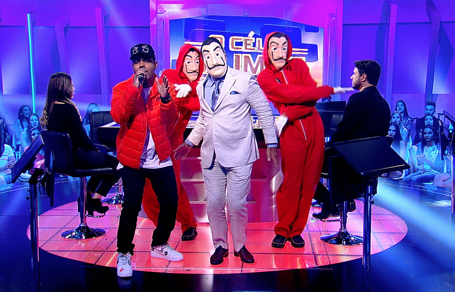 Marcelo de Carvalho dança funk usando máscara da série 'La Casa de Papel'