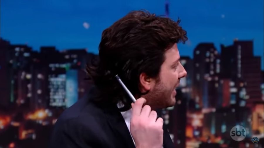 Danilo Gentili mostra seu cabelo no The Noite