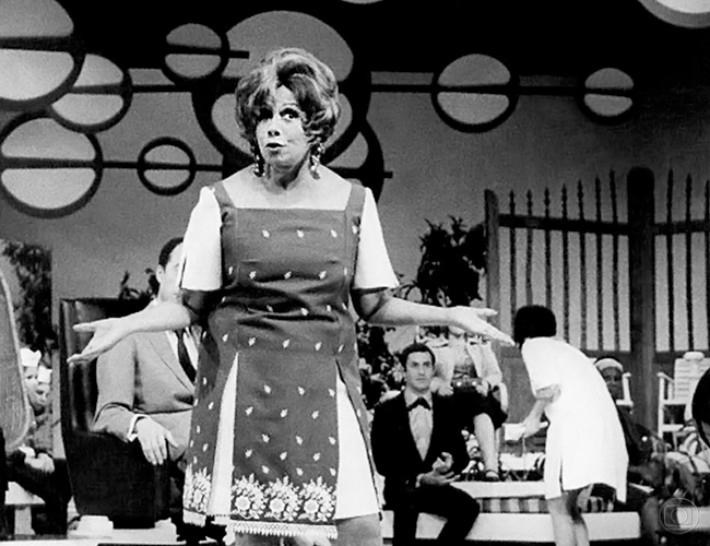 Dercy num dos programas de Dercy Espetacular (Divulgação/Memória Globo)