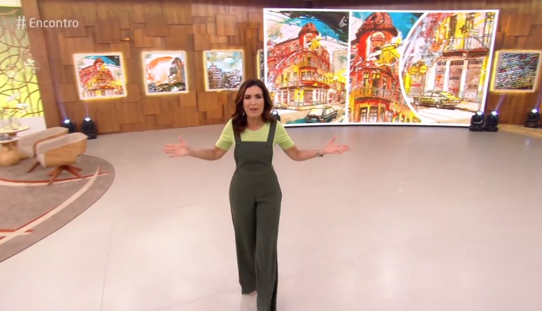 Fatima Bernardes apresentou o Encontro usando um macacao