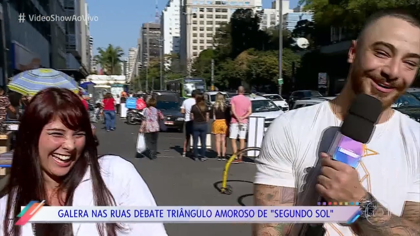 Felipe Titto levou cantada durante entrevista feita para o Video Show