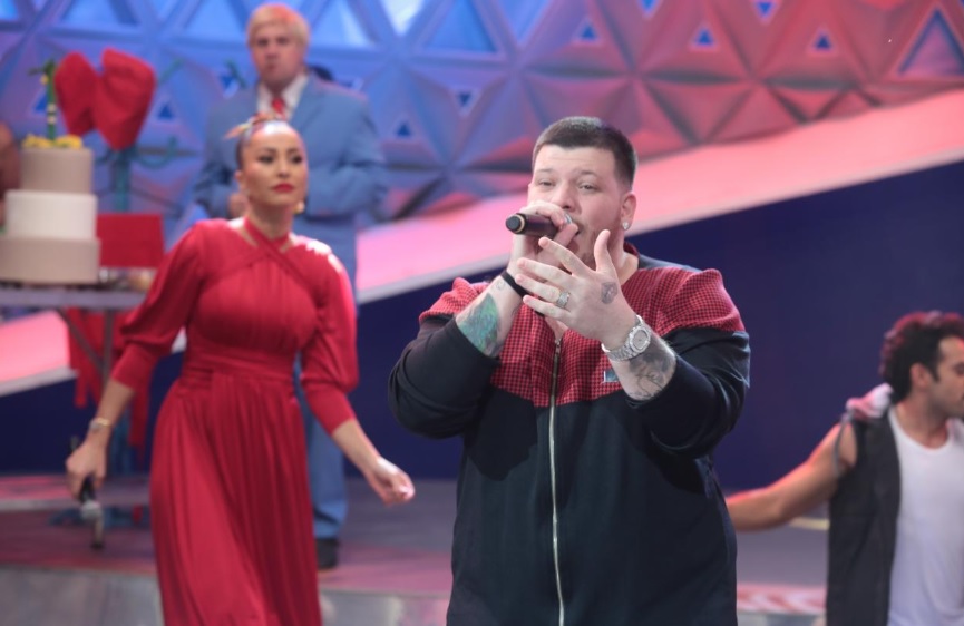 Ferrugem anima Fabíola Gadelha e Yudi Tamashiro no Programa da Sabrina 