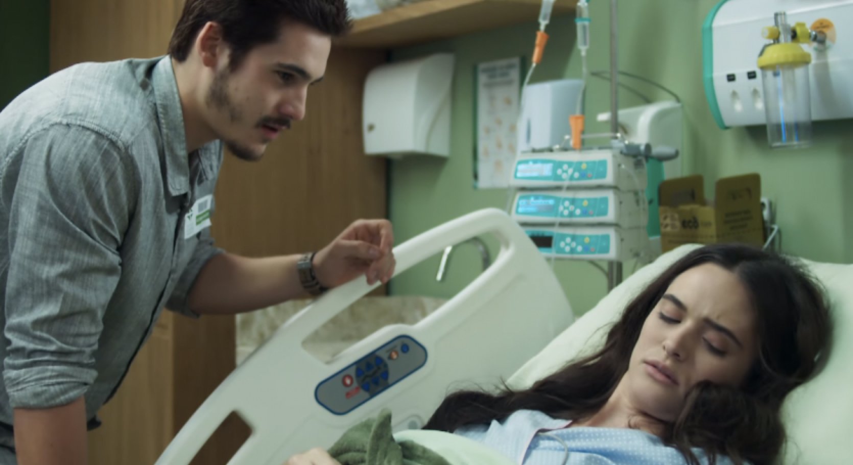 Marocas internada em hospital após ser salva por Samuca em O Tempo Não Para