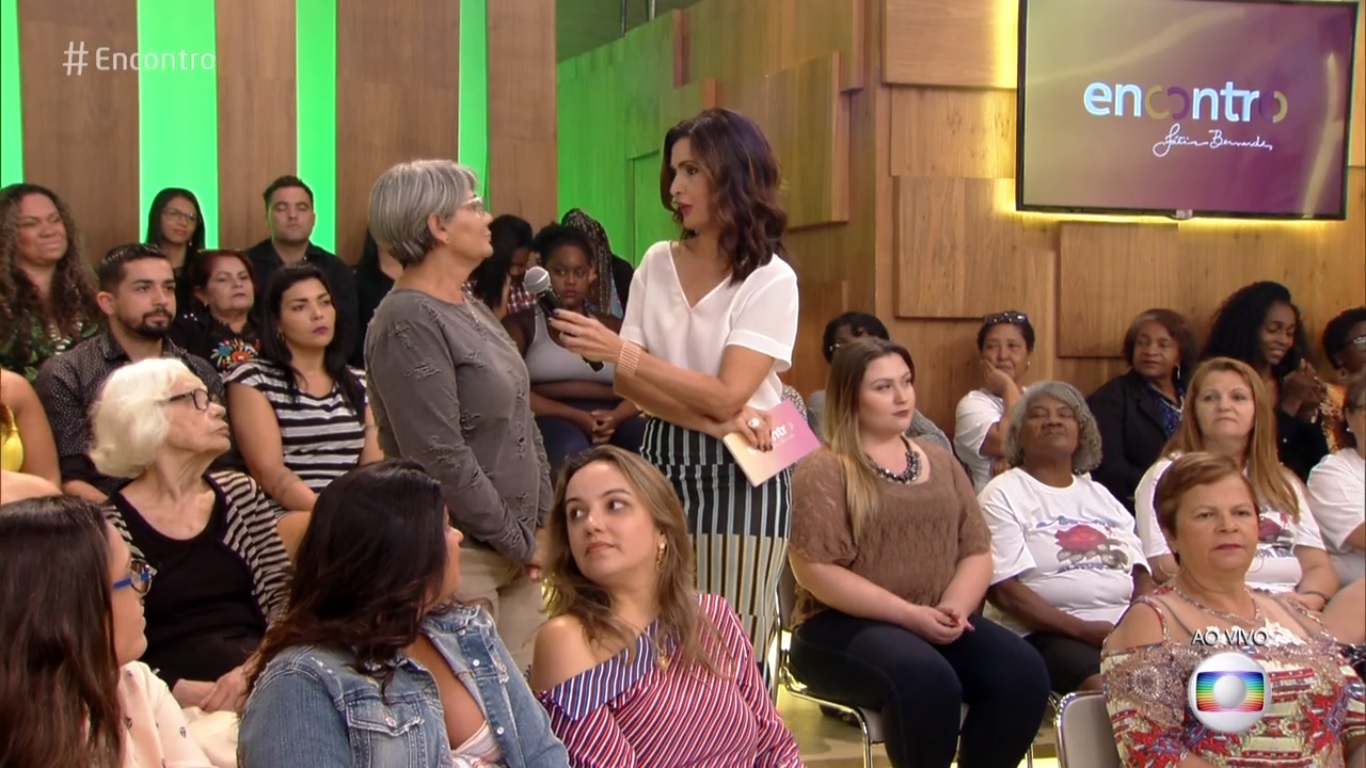 Mulher da plateia do Encontro tirou 'cochilo' durante o programa