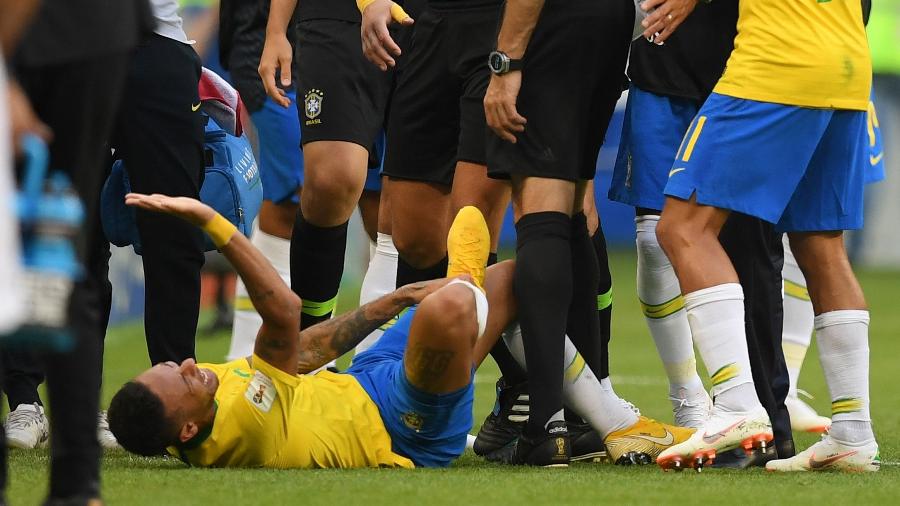 Neymar sentindo em campo contra o México; jogo do Brasil deu grande Ibope para a Globo