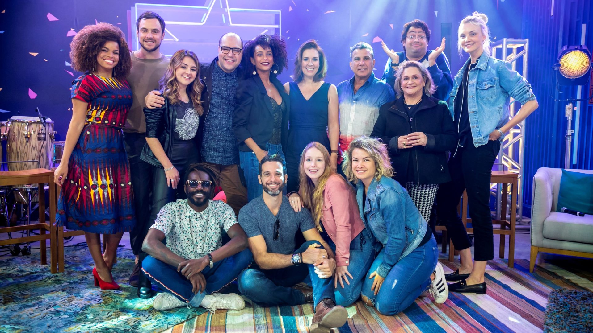 Elenco PopStar 2018 reunido: Jeniffer Nascimento, Sérgio Guizé, Klara Castanho, Renata Capucci, Eri Johnson, Fafy Siqueira, Fernando Caruso, Carol Trentini, Lua Blanco, Malu Rodrigues, Mouhamed Harfouch e Jonathan Azevedo, acompanhados da apresentadora Taís Araújo e de Tiago Abravanel
