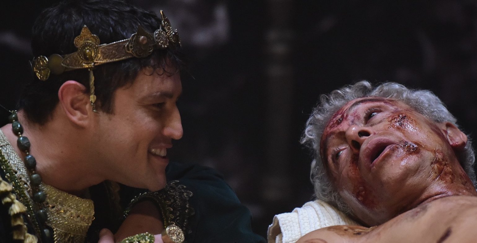 Herodes (Paulo Gorgulho) é provocado por Arquelau (Alexandre Slaviero) e morre em Jesus