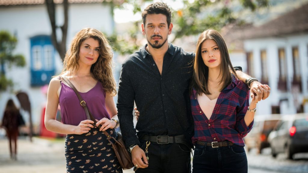 Isabel (Alinne Moraes), Alain (João Vicente de Castro) e Cris (Vitória Strada) em Espelho da Vida