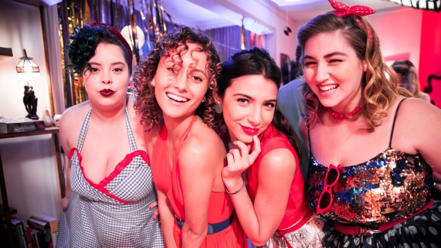 Úrsula ( Guilhermina Libanio ), Maria Alice ( Alice Milagres ), Pérola ( Rayssa Bratillieri ) e Bárbara ( Dora Freind ) na festa em Malhação