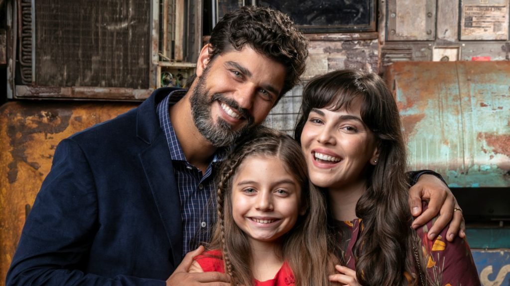 Vinicius ( Bruno Cabrerizo ), Catarina ( Melissa Nóbrega ) e Vitória ( Tainá Müller ) em O Natal Perfeito