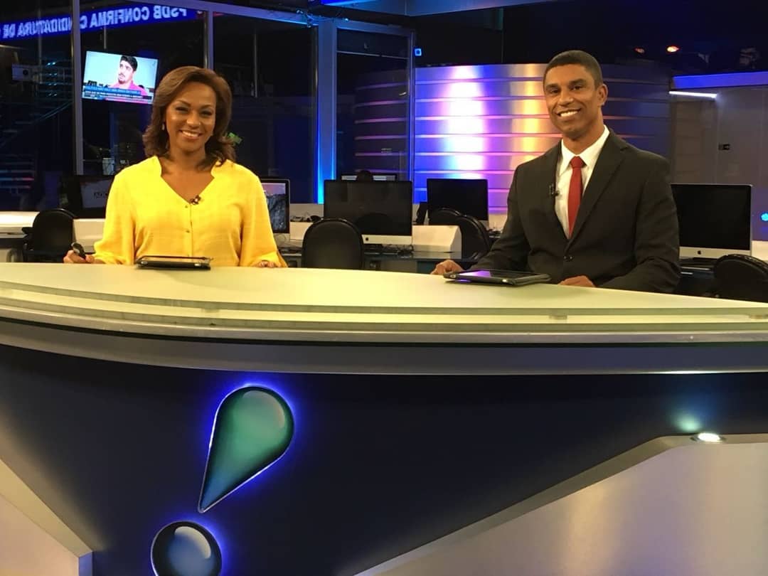 Luciana Camargo e Rodrigo Cabral na apresentação do Rede TV! News (Divulgação)