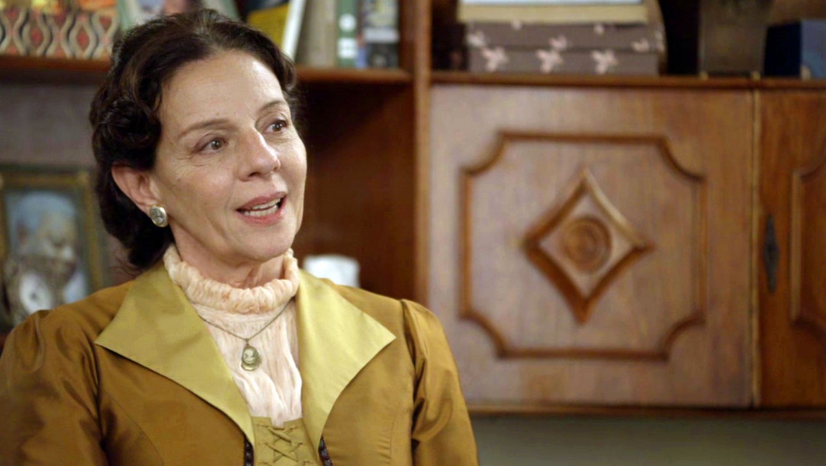 Dona Augustina (Rosi Campos)