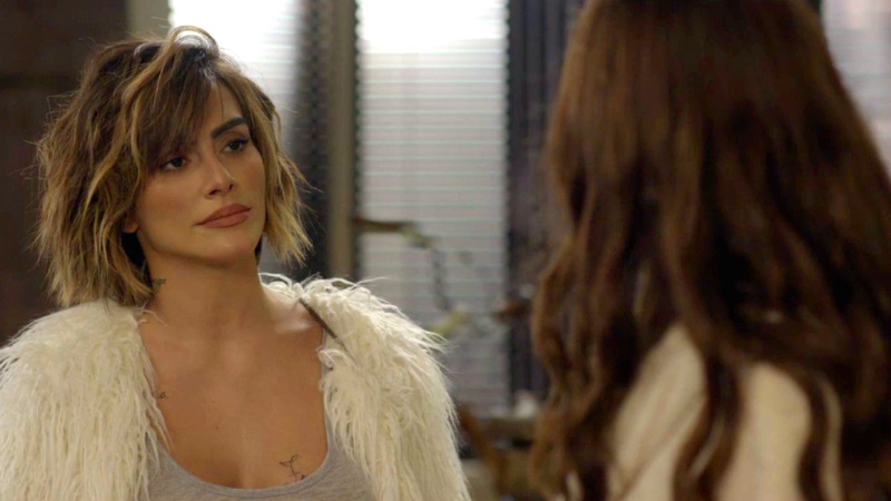 Betina (Cleo) e Marocas (Juliana Paiva) se enfrentam em O Tempo Não Para