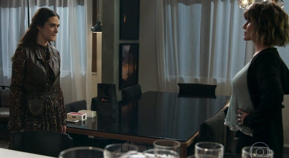 Betina (Cleo) e Marocas (Juliana Paiva) em O Tempo Não Para