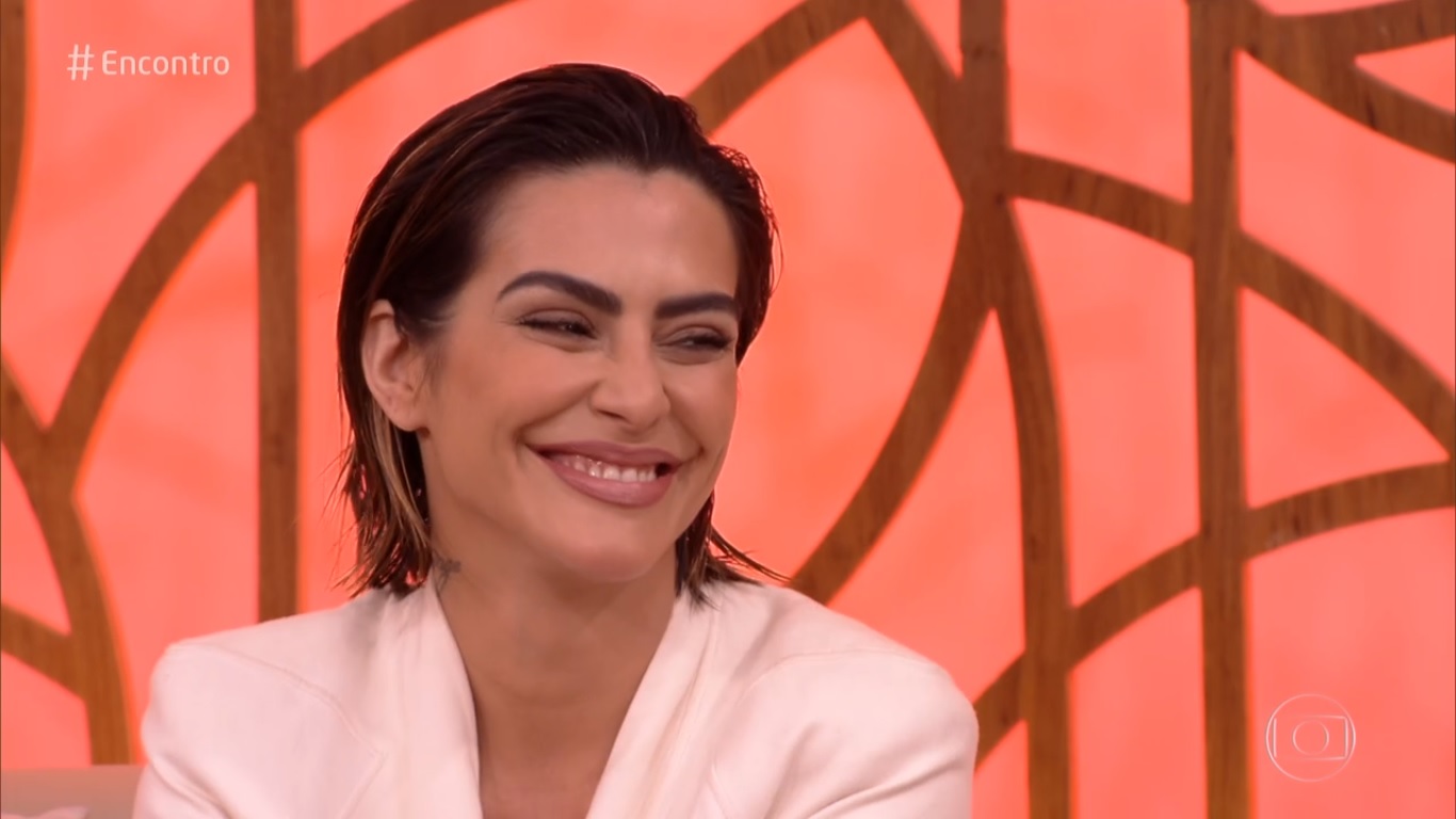 Cleo participou do Encontro e chamou atencao por detalhe