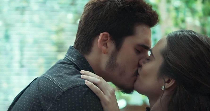 Samuca (Nicolas Prattes) e Marocas (Juliana Paiva), ou melhor, Samurocas, em O Tempo Não Para (Divulgação/TV Globo).
