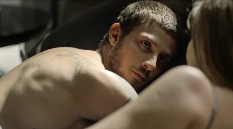 Icaro (Chay Suede) transa com Laureta (Adriana Esteves) em Segundo Sol