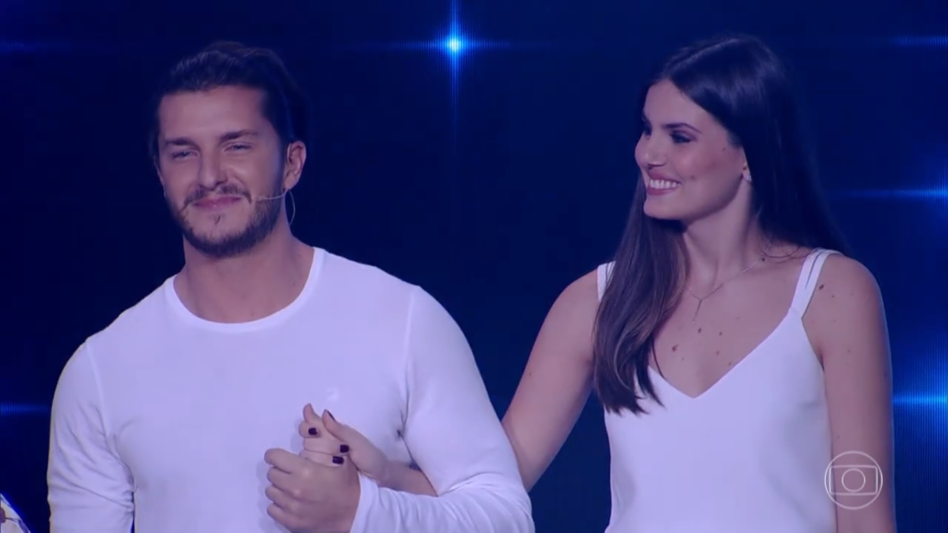Klebber Toledo e Camila Queiroz no Tamanho Familia