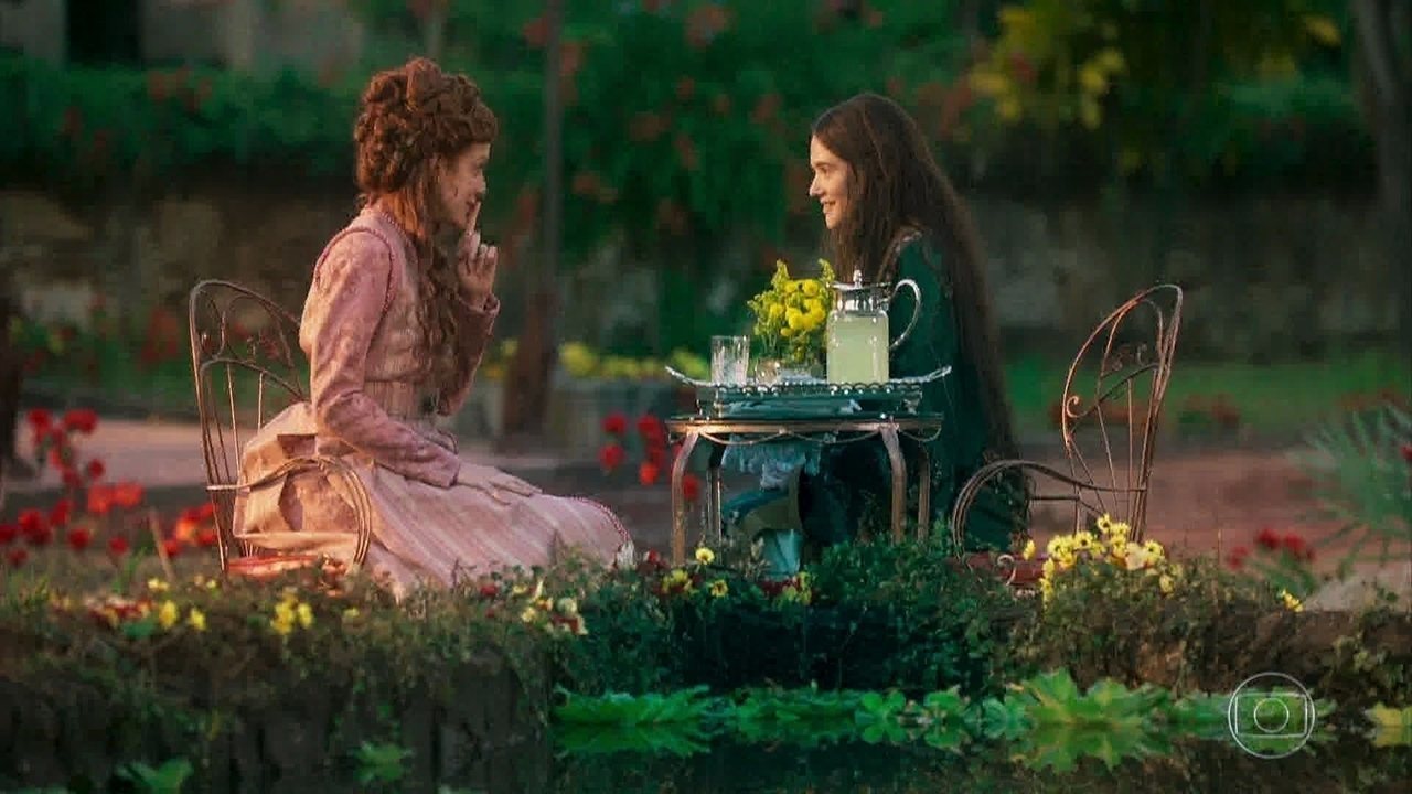 Miss Celine (Maria Eduarda de Carvalho) e Marocas (Juliana Paiva) em O Tempo Não Para