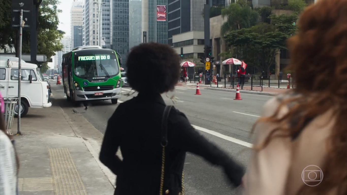 Miss Celine (Maria Eduarda de Carvalho) pega ônibus em O Tempo Não Para