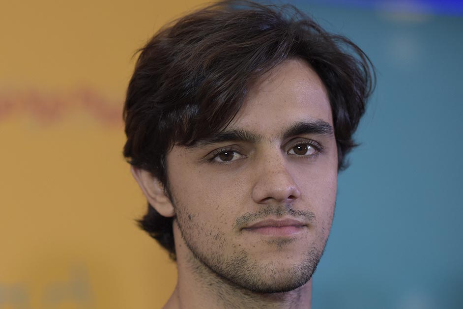 Elmo (Felipe Simas) em O Tempo Não Para