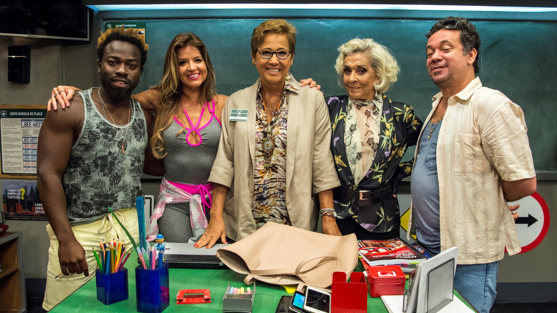 Os Infratores - Bibi (Claudia Jimenez), Marilu (Betty Faria), Débora (Mariana Santos), Tony (Marcio Vito) e Rael (Douglas Silva) no Fantástico