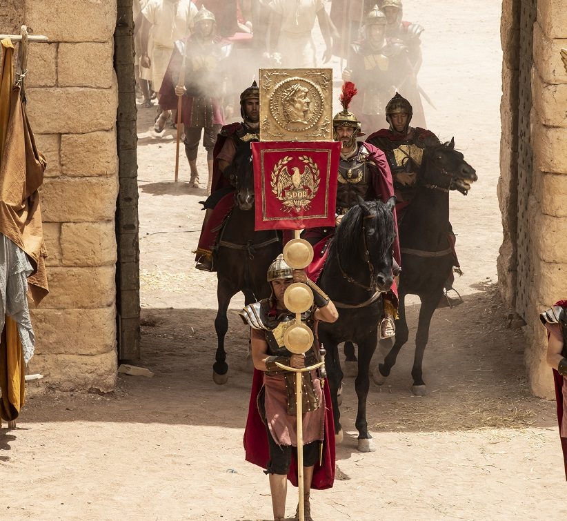 Pôncio Pilatos e sua comitiva chegam em Jerusalém