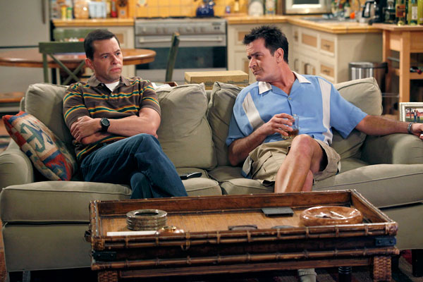 Jon Cryer e Charlie Sheen em Dois Homens e Meio (Divulgação/SBT)