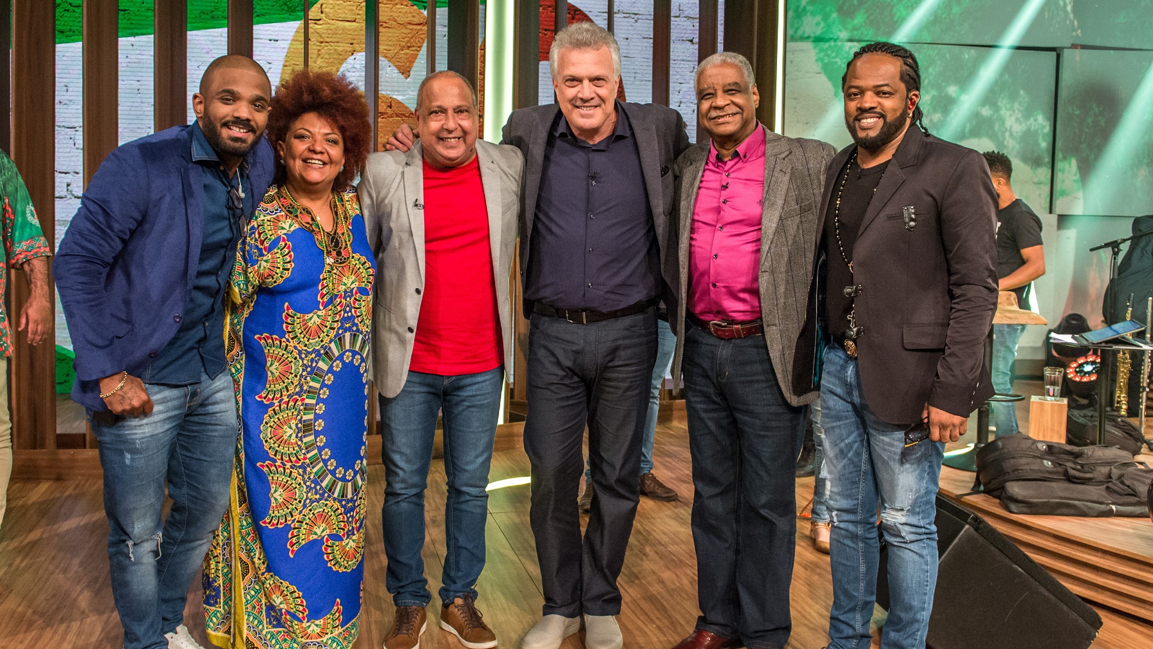 Pedro Bial ( Apresentador ), Babi Cruz, Arlindinho, Sombrinha, Ubirany e Xande no Conversa com Bial