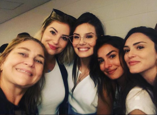 A produtora Yolanda Rodrigues com Barbara França, Camila Queiroz, Marina Moschen e Isabelle Drummond