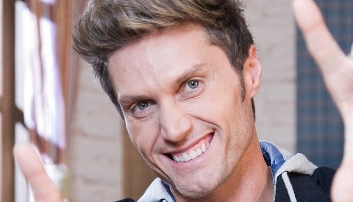 André Segatti vende cosméticos para compor renda