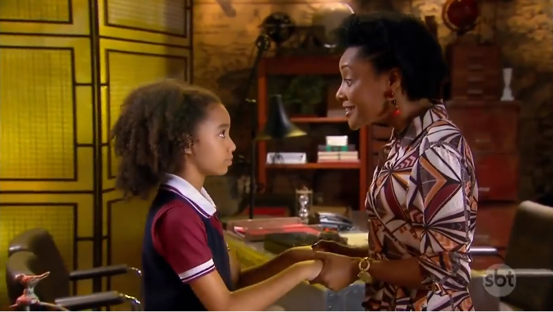 Diálogo entre Kessya (Duda Pimenta) e Helô (Eliana de Souza) foi acusado de racismo em As Aventuras de Poliana (Reprodução: SBT)