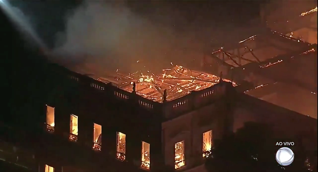 Imagem da Record cobrindo incêndio no Museu Nacional; nota durou 44 segundos (Reprodução/Record)