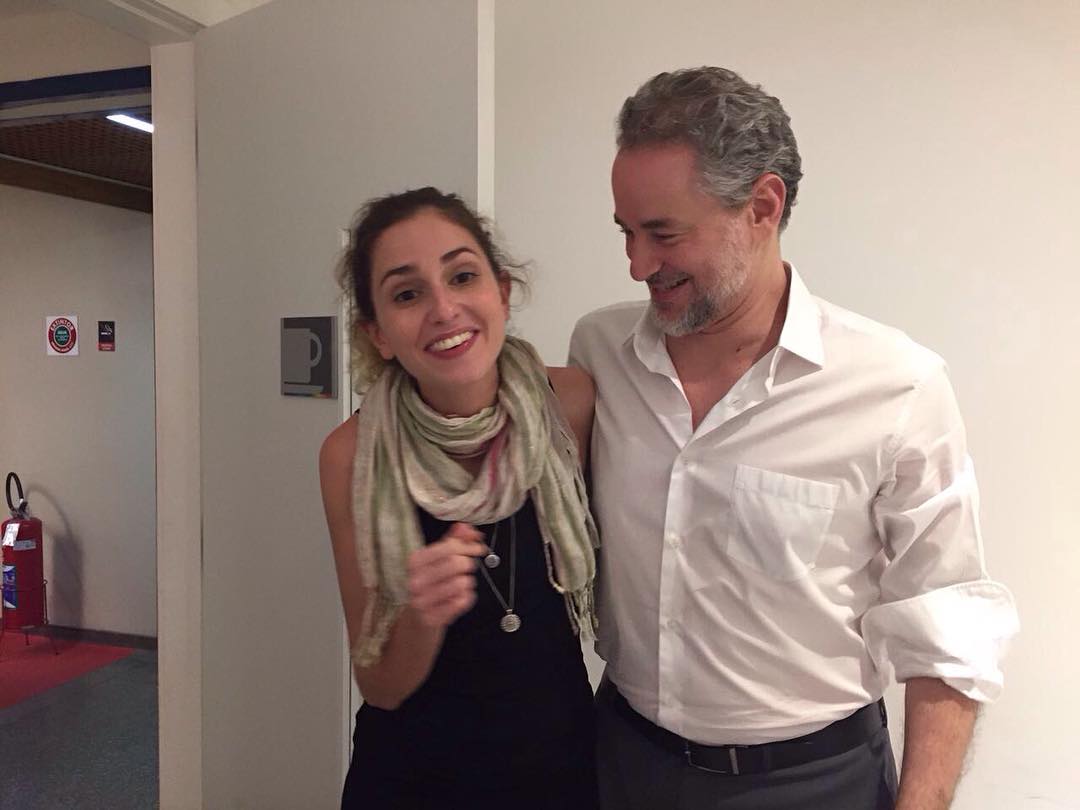 Carol Duarte e Dan Stulbach posaram nos bastidores de O Setimo Guardiao