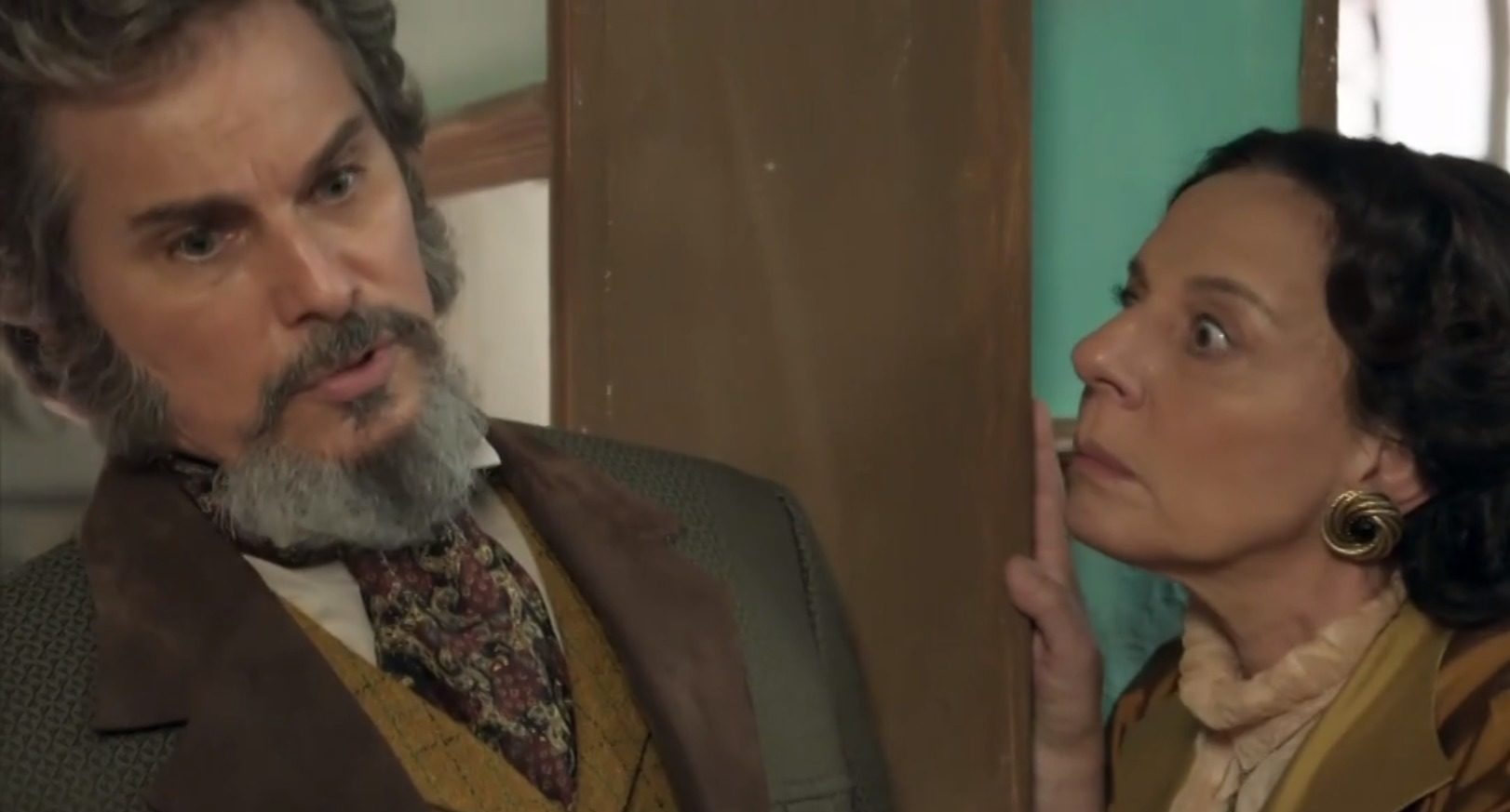Dona Agustina (Rosi Campos) e Dom Sabino (Edson Celulari) em O Tempo Não Para (Reprodução/TV Globo).
