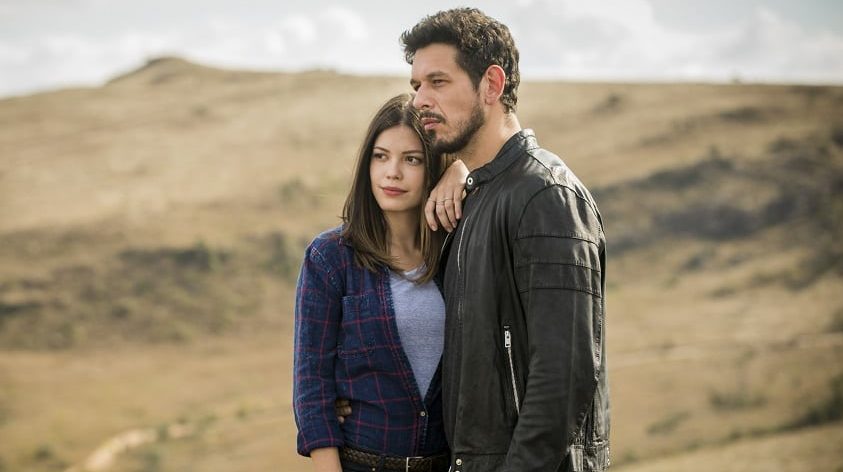 Cris (Vitória Strada) e Alain (João Vicente de Castro) em Espelho da Vida