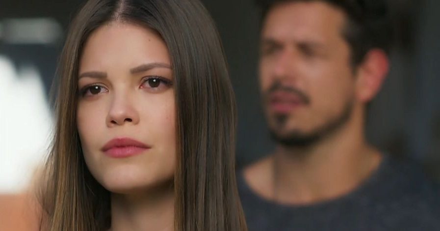 Cris (Vitória Strada) e Alain (João Vicente de Castro) em Espelho da Vida