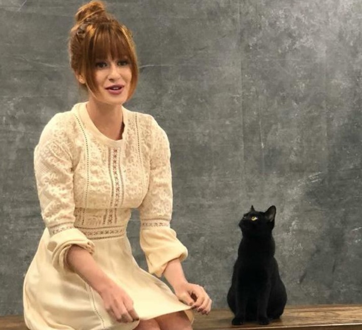 Marina Ruy Barbosa ao lado do gato com quem atuara em O Setimo Guardiao