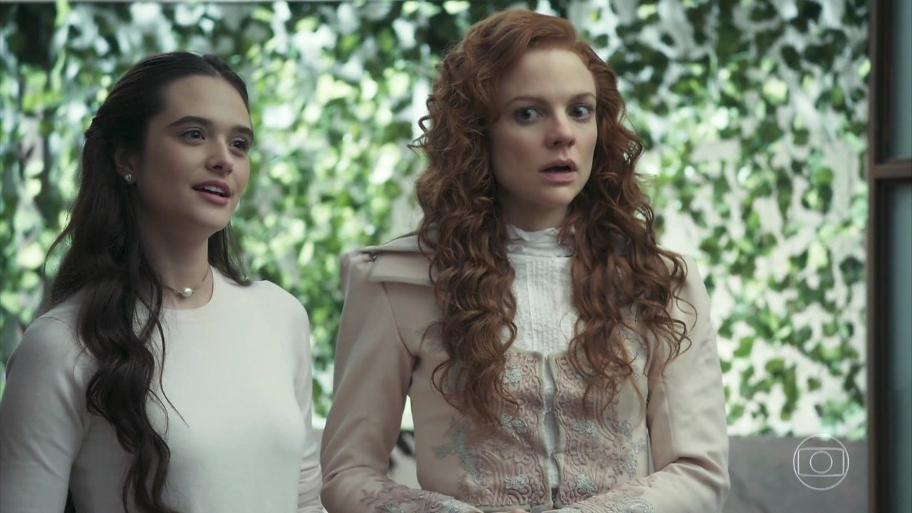 Marocas (Juliana Paiva) e Miss Celine (Maria Eduarda de Carvalho) de O Tempo Nao Para