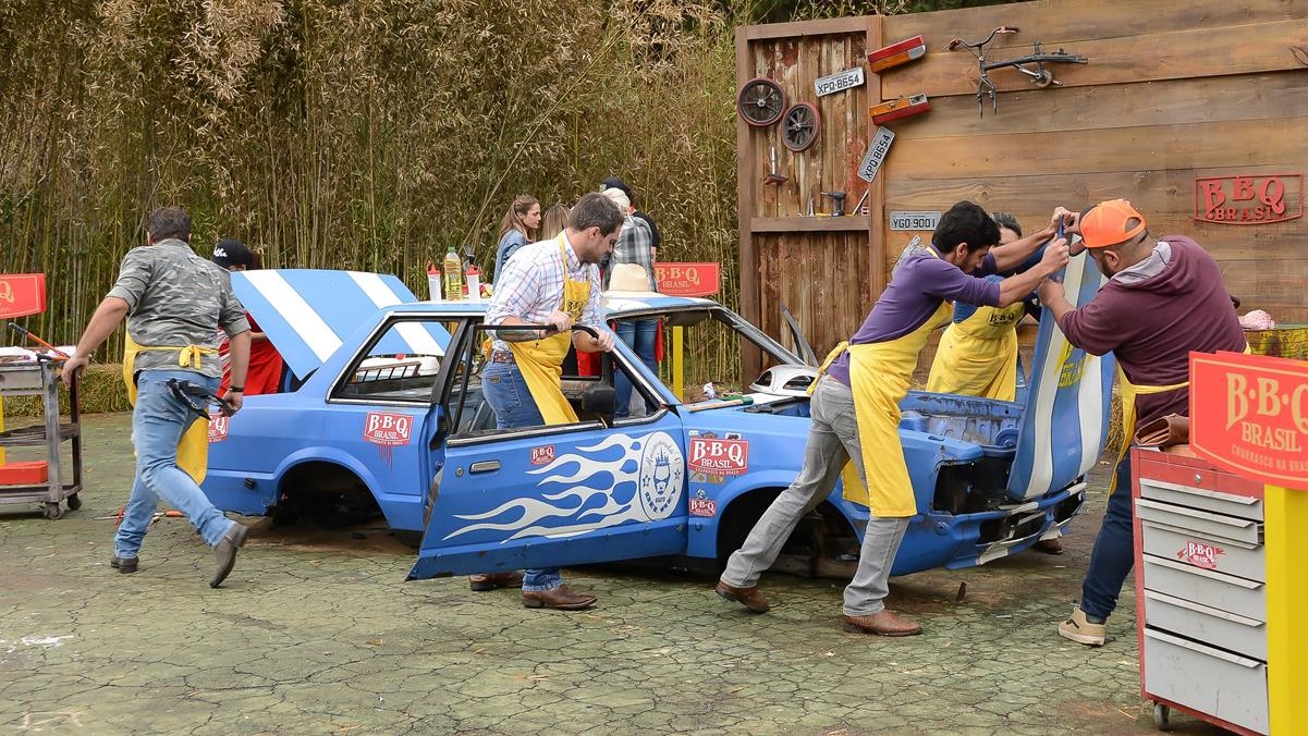 Participantes do BBQ Brasil usam carro como churrasqueira