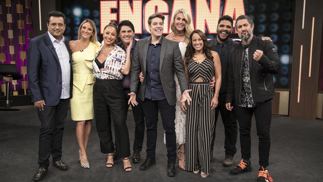Elenco da Record comemorando os 65 anos da emissora no Programa do Porchat