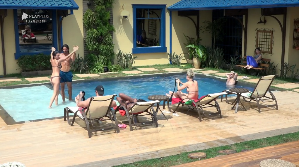 Peões aproveitam a piscina