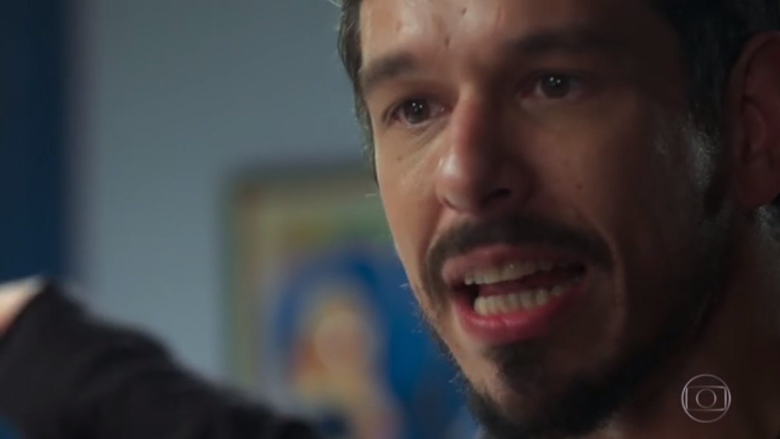 Alain (João Vicente de Castro) se descontrolou com Cris (Vitoria Strada) em Espelho da Vida (Reprodução / Globo)