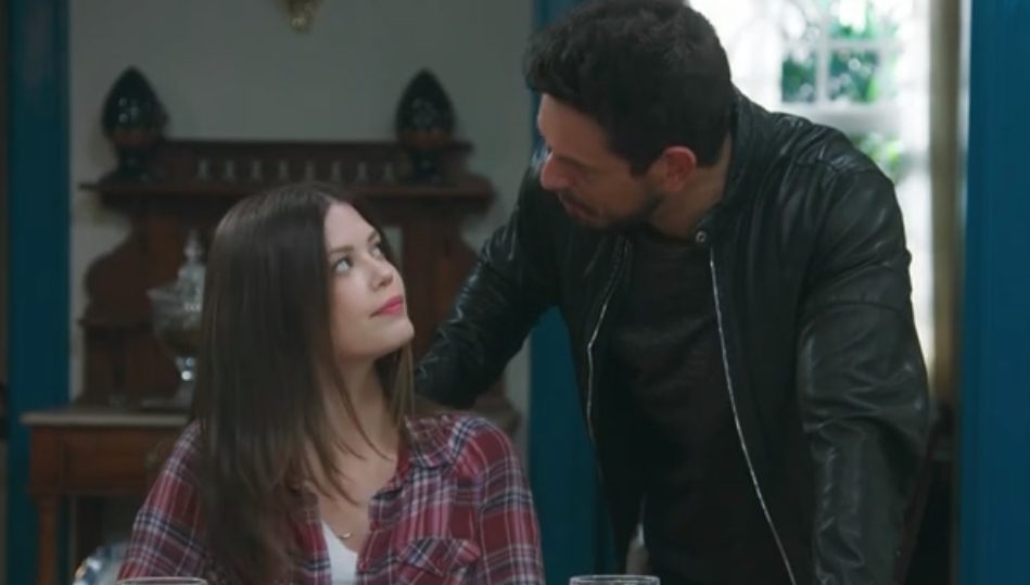 Cris (Vitória Strada) e Alain (João Vicente de Castro) em Espelho da Vida