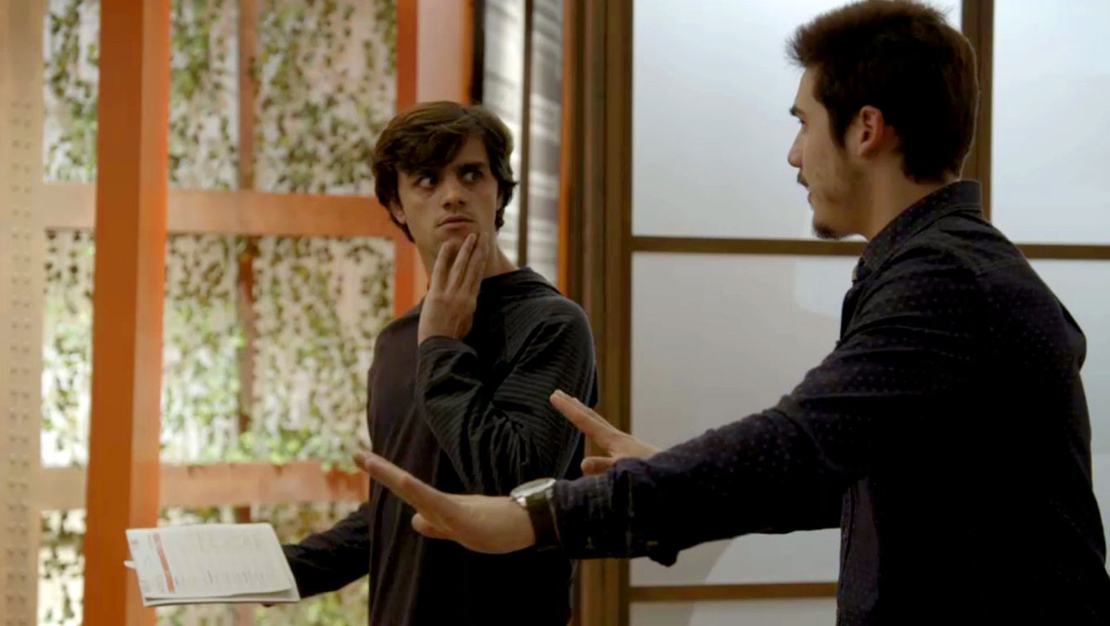 Elmo (Felipe Simas) e Samuca (Nicolas Prattes) de O Tempo Nao Para
