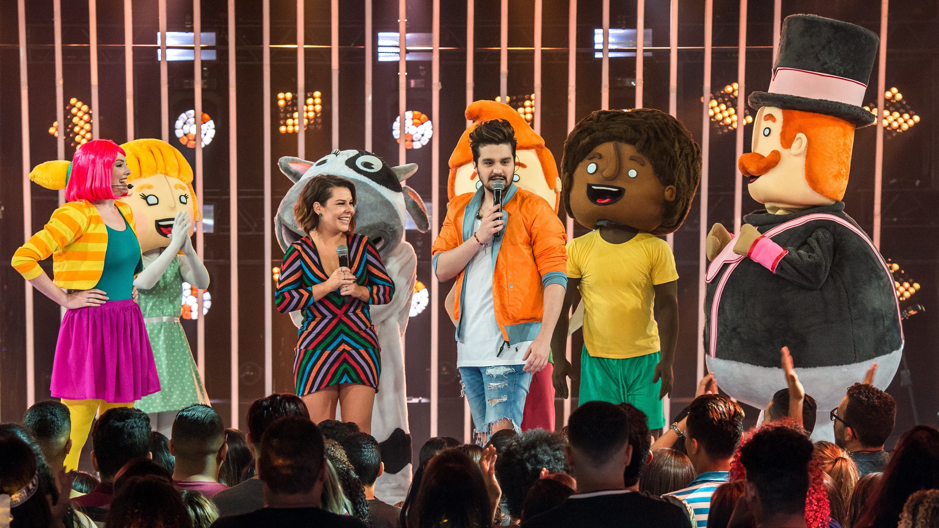 Os apresentadores Fernanda Souza e Luan Santana com Mundo Bita no SóTocaTop