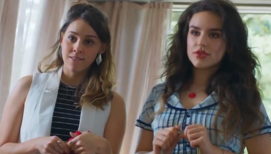 Josi (Thati Lopes) e Mariane (Kéfera Buchmann) em Espelho da Vida
