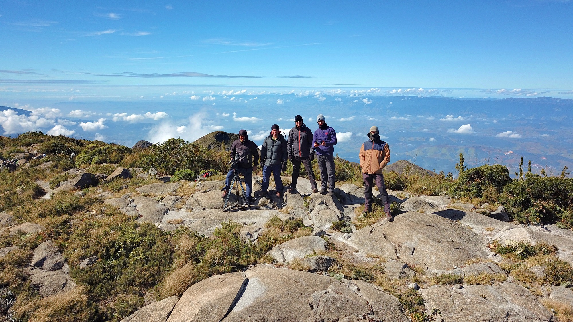 O repórter Paulo Gonçalves e a equipe do Globo Repórter no alto da Pedra da Mina, o quarto maior pico do Brasil