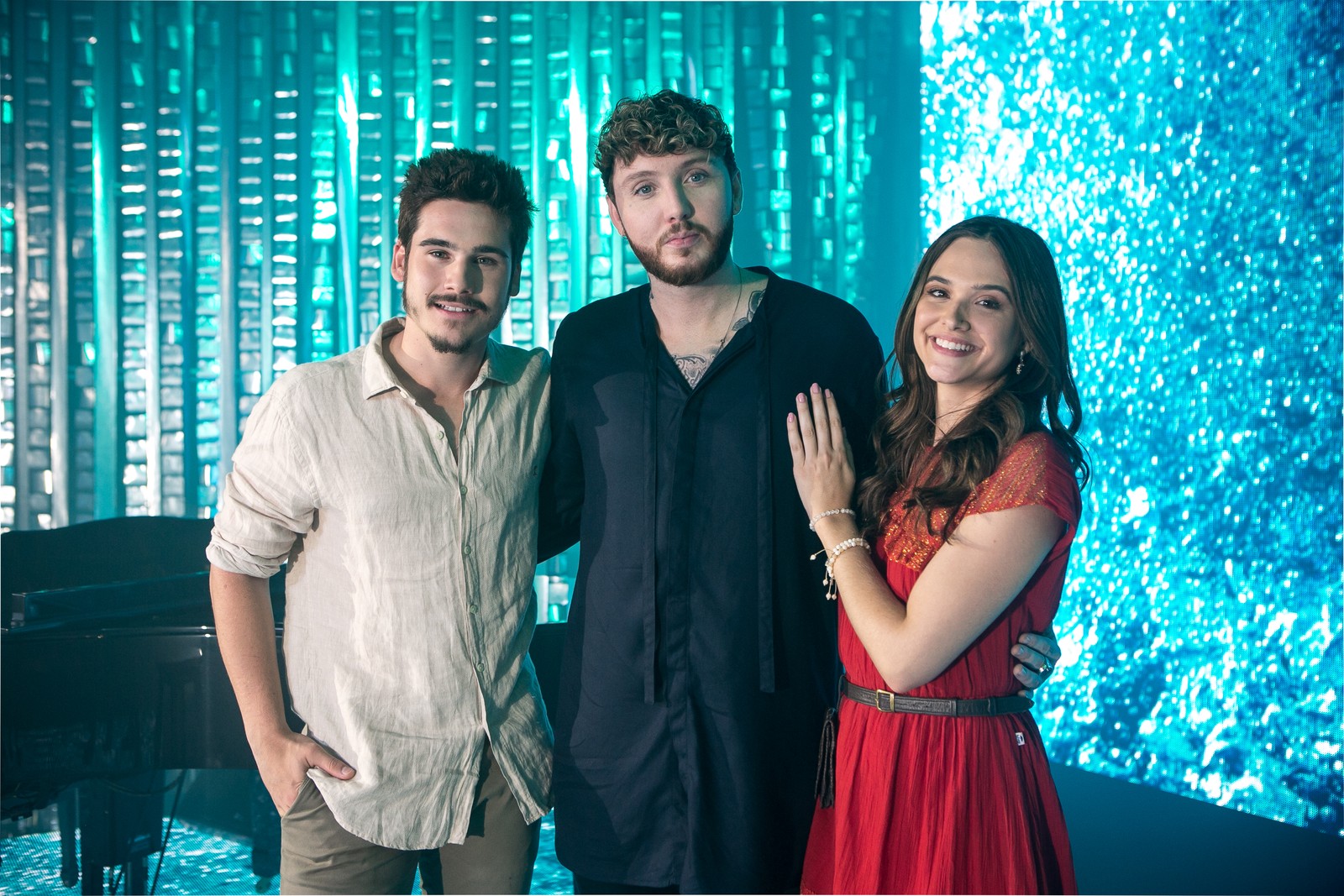 Cantor britânico James Arthur com Nicolas Prattes e Juliana Paiva, de O Tempo Não Para